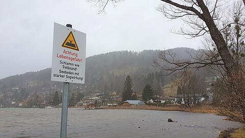 Ein Schild warnt vor dem gefährlichen Schlamm, der "wie Treibsand" sei.