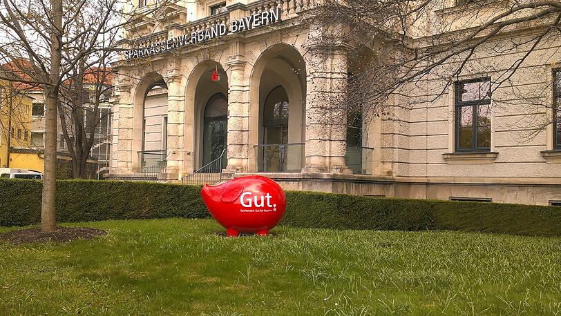 Sau-gut: Das rote Schwein im Vorgarten des Sparkassenverbandgebäudes am Karolinenplatz.