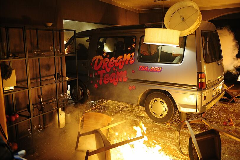 ... für den Film raste dort ein Kleinbus bis ins Wohnzimmer. Das Haus ging in Flammen auf. Mit dabei waren auch die Hauptdarsteller Emilia Schüle, Jannik Schümann und Anna Bederke. Die Villa wird wohl noch in diesem Jahr abgerissen. Auf dem Grundstück...