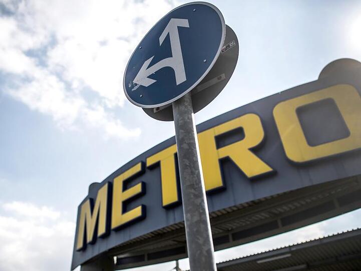 Ein Verkehrsschild steht vor einem Metro-Markt.