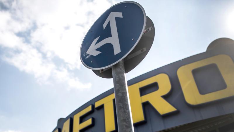 Ein Verkehrsschild steht vor einem Metro-Markt. Ein Verkehrsschild steht vor einem Metro-Markt.