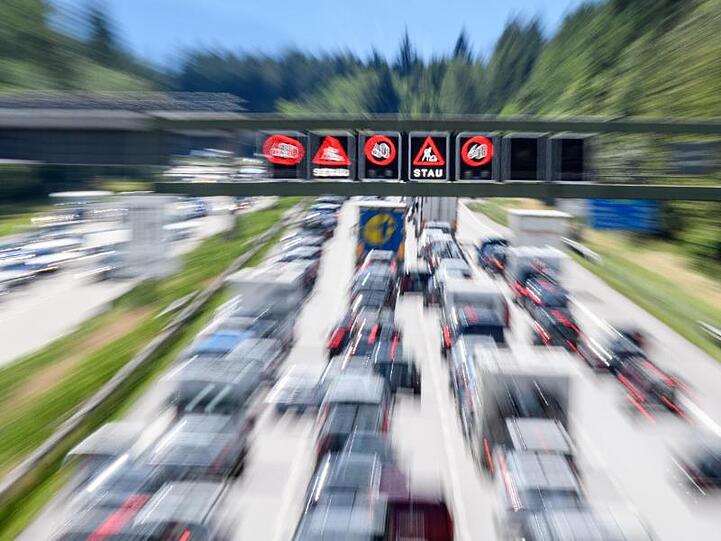 Dichter Verkehr schiebt sich am 1.7.2017 über die Autobahn 8 in Fahrtrichtung Salzburg und Brenner-Autobahn.