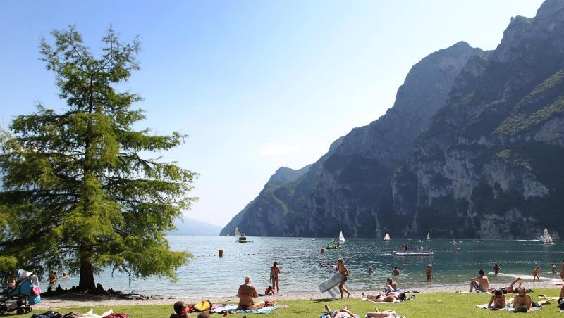 Touristen und Einheimische nehmen am Strand von Riva del Garda ein Sonnenbad. Foto: picture alliance / dpa / Archivbild Touristen und Einheimische nehmen am Strand von Riva del Garda ein Sonnenbad. Foto: picture alliance / dpa / Archivbild