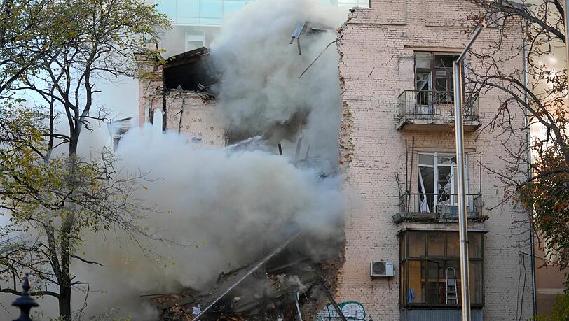 Russland hat am Montagmorgen Kiew erneut mit Drohnen angegriffen. Laute Explosionen erschütterten die Stadt, Gebäude wurden in Brand gesetzt, Menschen retteten sich in Schutzräume.