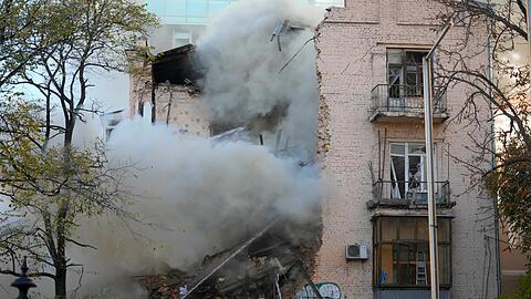 Russland hat am Montagmorgen Kiew erneut mit Drohnen angegriffen. Laute Explosionen erschütterten die Stadt, Gebäude wurden in Brand gesetzt, Menschen retteten sich in Schutzräume.
