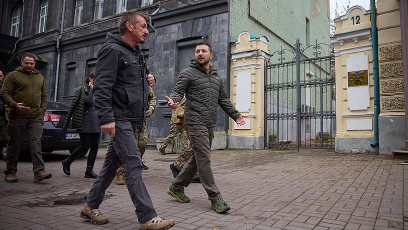 Hollywood-Star Sean Penn (li.) macht sich Sorgen um Ukraine-Präsident Wolodymyr Selenskyj.