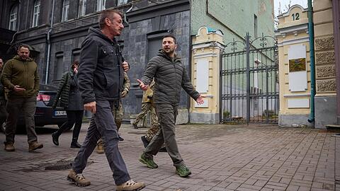 Hollywood-Star Sean Penn (li.) macht sich Sorgen um Ukraine-Präsident Wolodymyr Selenskyj.