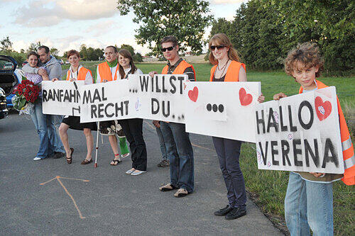 Ungewöhnliche Fahrzeugkontrolle an der B2: Freunde von Verena und Sebastian traten als Stopp-Brigade auf.