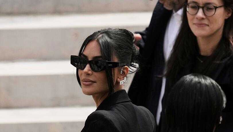 Im Prozess um den Raubüberfall auf Kim Kardashian hat ein Gericht in Paris gegen die Angeklagten hohe Haftstrafen verhängt. (Archivbild)