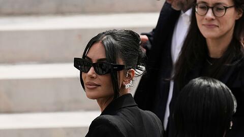 Im Prozess um den Raubüberfall auf Kim Kardashian hat ein Gericht in Paris gegen die Angeklagten hohe Haftstrafen verhängt. (Archivbild)