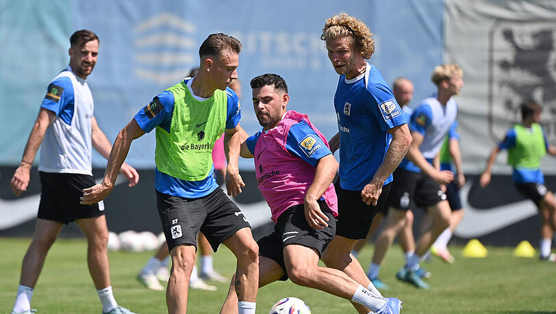Die Löwen gehen ran! Morris Schröter beobachtet, wie Manuel Pfeifer, Kevin Volland und Jesper Verlaat (v.l.) um das Leder kämpfen.