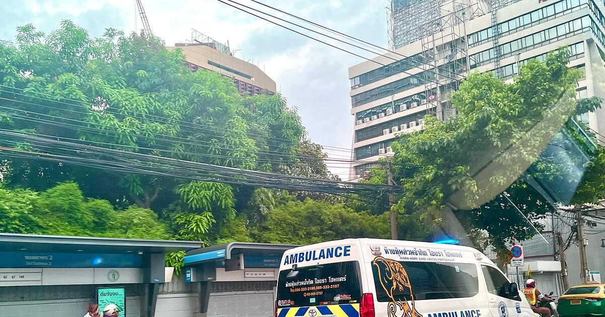 Zug-kracht-in-Baukran-mindestens-zehn-Tote-in-Thailand