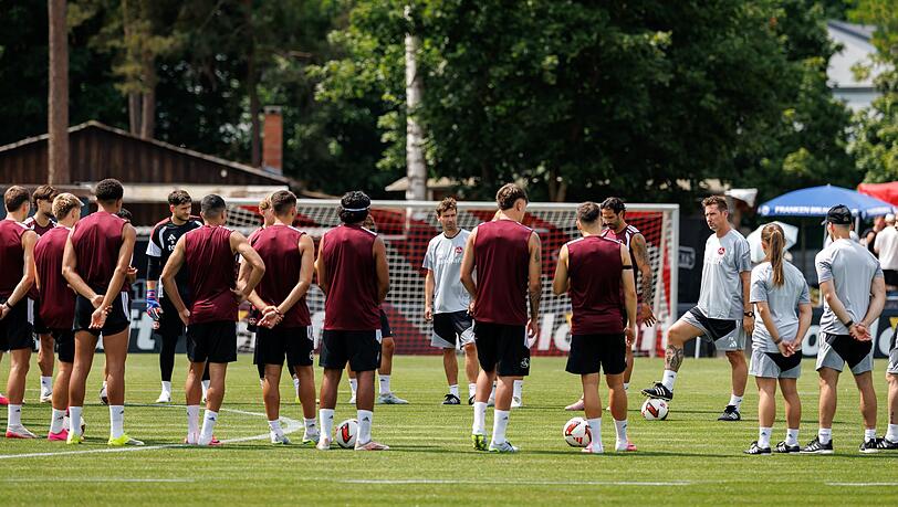 Trainer Miroslav Klose und seine Spieler des 1. FC Nürnberg. (Archivbild) Trainer Miroslav Klose und seine Spieler des 1. FC Nürnberg. (Archivbild)