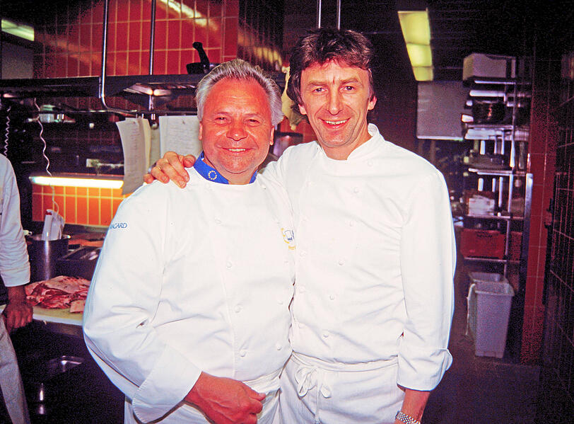 Zwei Gastro-Ikonen auf einem Bild: Eckart Witzigmann (l.) mit Hans Haas im Tantris im Jahr 1996.