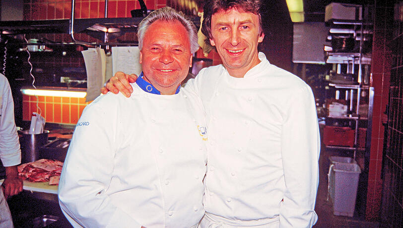 Zwei Gastro-Ikonen auf einem Bild: Eckart Witzigmann (l.) mit Hans Haas im Tantris im Jahr 1996.