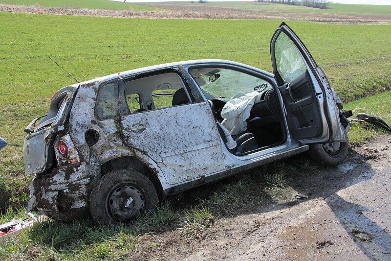Schwerer Unfall bei Ziegelsham: Das Fahrzeug fuhr von Heldenstein in Richtung Schwindegg. Auf Höhe des Weilers Ziegelsham kam der Lenker nach Rechts von der Fahrbahn ab, steuerte dagegen und fuhr dann schließlich nach Links in den Bach wo sich das Fahrzeug überschlug und auf den Rädern wieder zum stehen kam. Drei Menschen wurden verletzt.