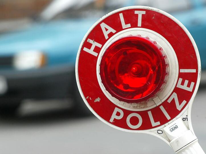 In der Nacht zum Mittwoch sind in der Dachauer Straße in Moosach zwei Autodiebe auf frischer tat von der Polizei ertappt worden - sie hatten sich an einem Audi zu schaffen gemacht.