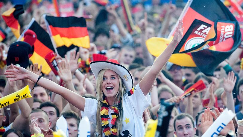 Fahnen, Masken, gute Laune: Hier feiern die Fans mit ihrer deutschen Elf den 4:2-Sieg gegen Griechenland. Am Münchner Flughafen kann zum Halfinale nicht mehr mitgejubelt werden: Die Übertragungen dort wurden gestrichen - wegen zu großen Ansturms. Fahnen, Masken, gute Laune: Hier feiern die Fans mit ihrer deutschen Elf den 4:2-Sieg gegen Griechenland. Am Münchner Flughafen kann zum Halfinale nicht mehr mitgejubelt werden: Die Übertragungen dort wurden gestrichen - wegen zu großen Ansturms.