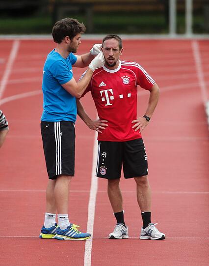 Einen Tag nach dem ersten Training unter Pep Guardiola müssen Bayern-Spieler zum Laktattest ran: Erst schwitzen, dann pieksen - die Bilder aus dem Olympiastadion