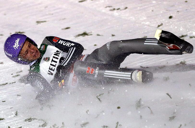 Skispringer Andreas Wellinger stürzt beim Weltcup in Finnland am 29. November 2014.