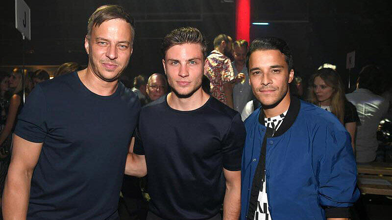 Tom Wlaschiha mit Jannik Schuemann und Kostja Ullmann auf der HUGO Spring/Summer 2019 Fashionshow.