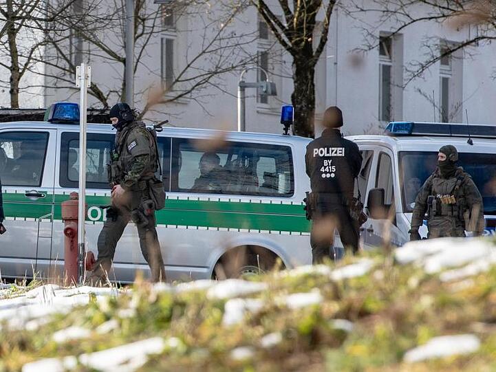 Spezialeinsatzkräfte der Polizei im Einsatz am Klinikum Mainkofen in Deggendorf. Foto: Armin Weigel