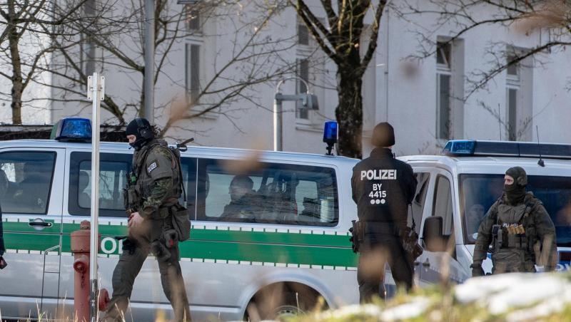 Spezialeinsatzkräfte der Polizei im Einsatz am Klinikum Mainkofen in Deggendorf. Foto: Armin Weigel Spezialeinsatzkräfte der Polizei im Einsatz am Klinikum Mainkofen in Deggendorf. Foto: Armin Weigel