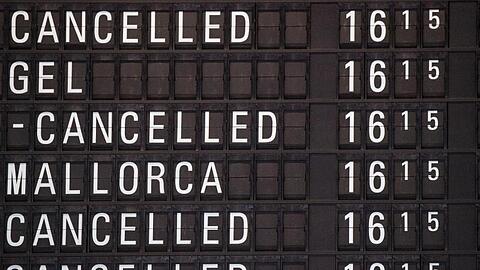 Eine Anzeigetafel im Flughafen zeigt gestrichene Flüge an.