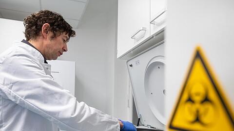 Christian Drosten, Direktor des Instituts für Virologie an der Charité in Berlin, steht im Institut für Virologie an der Charité Berlin vor einer Zentrifuge.