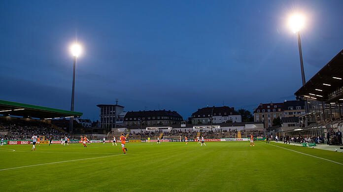 Auch am Freitagabend gibt's Flutlicht im Grünwalder Stadion. (Archivbild)
