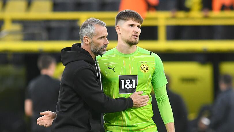 BVB-Trainer Marco Rose (l) muss bis auf Weiteres auf Stammkeeper Gregor Kobel verzichten.