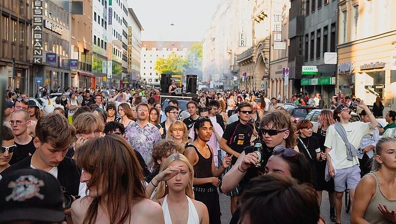 So sieht es aus, wenn die Krachparade stattfindet: toben, tanzen, feiern auf der Schwanthalerstraße.