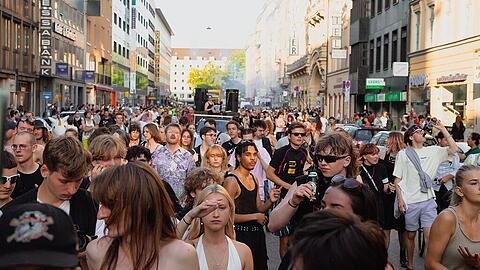 So sieht es aus, wenn die Krachparade stattfindet: toben, tanzen, feiern auf der Schwanthalerstraße.