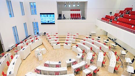 Die vier Ausgetretenen wollen den Saal verlassen. (Archivbild)