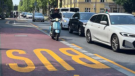 Hier ist bis heute Vormittag noch ein Radweg gewesen. Jetzt ist diese Spur f&uuml;r Busse reserviert.