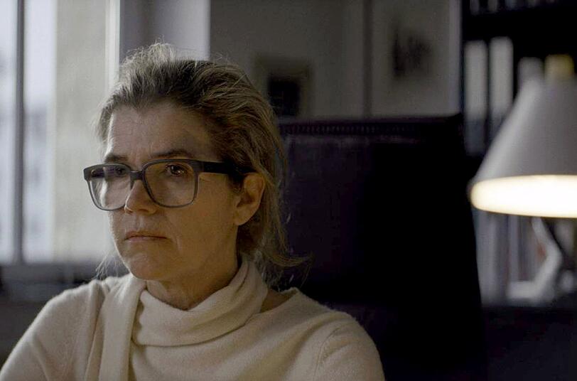 Nicht nur kom&ouml;diantisch unterwegs: Anke Engelke spielt die Anw&auml;ltin Kreber, die Bruno 50.000 Euro f&uuml;r die Behandlung eines an Leuk&auml;mie erkrankten Mafioso bietet.