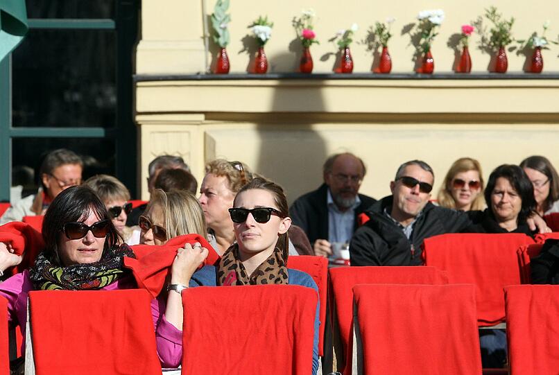 ... und frönen ihrem Hobby: Sehen und gesehen werden.