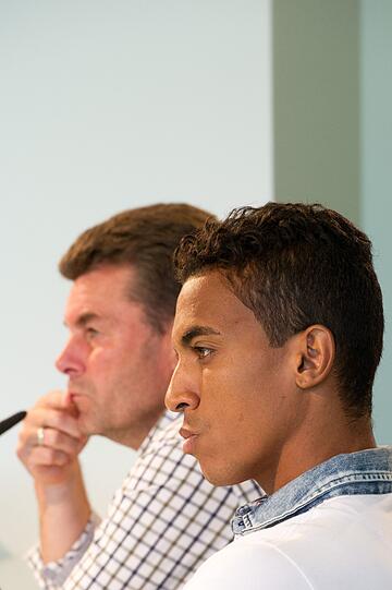 Er kriegt die 22: Luiz Gustavo ist schon in Wolfsburg vorgestellt worden. Die Bilder