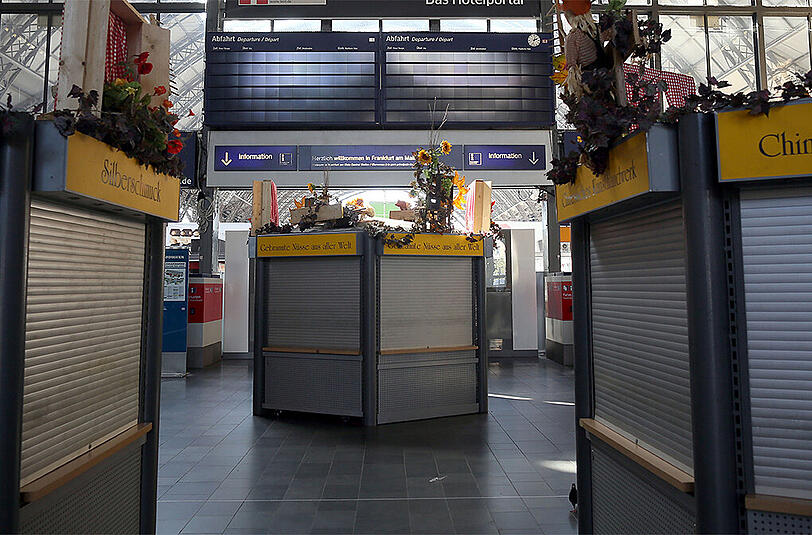 Wie schon einmal im Herbst 2012 gingen im Frankfurter Hauptbahnhof die Lichter aus. Sämtliche Elektronik auf dem Gelände ist für 20 Minuten ausgefallen, einzig alleine die Züge und Rolltreppen, waren aufgrund der Notstromversorgung noch aktiv.