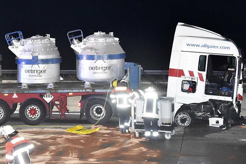 Der Gefahrguttransporter schob erste den Pannen-BMW auf die Böschung und prallte dann gegen die Mittelleitplanke.