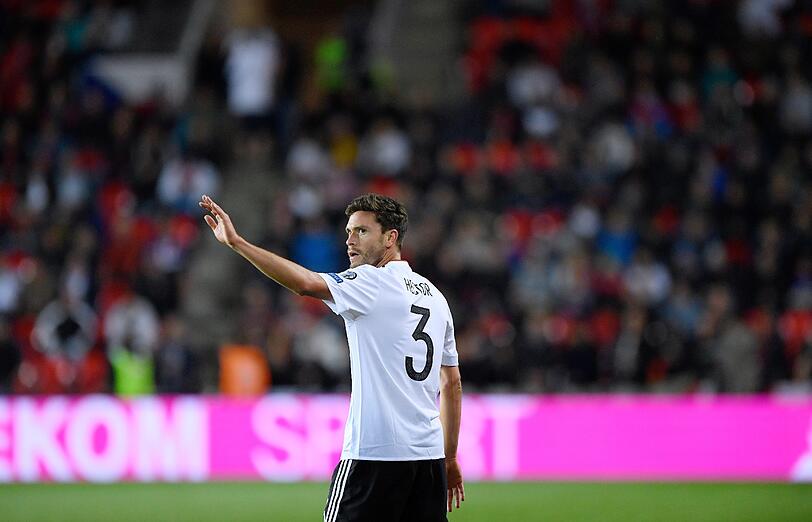 JONAS HECTOR: NOTE 3.
Dauerbrenner Nummer zwei. Der Kölner Linksverteidiger machte schon sein 34. Länderspiel. Fleißig, schnell und mittlerweile ziemlich abgeklärt.