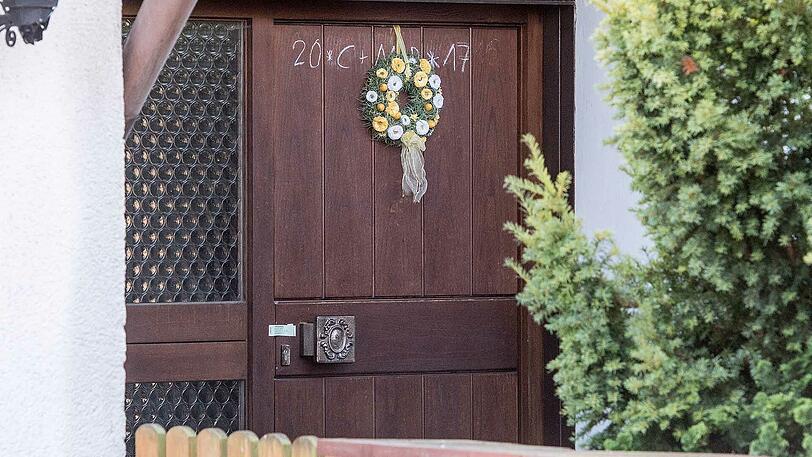 Das Einfamilienhaus in Altfraunhofen einen Tag nach dem schrecklichen Vorfall.
