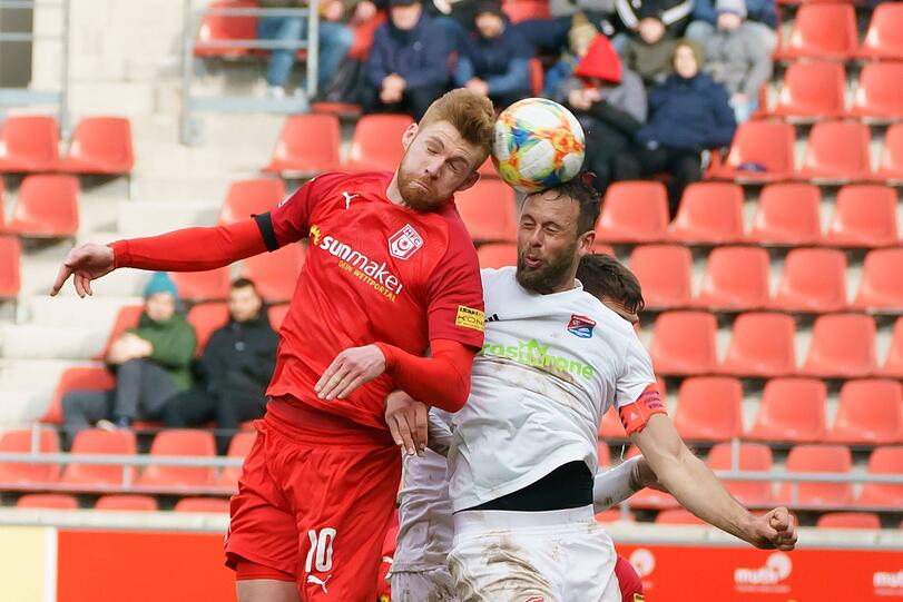 Mathias Fetsch (Halle, l.)und Marc Enders (Unterhaching).