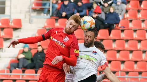 Mathias Fetsch (Halle, l.)und Marc Enders (Unterhaching).