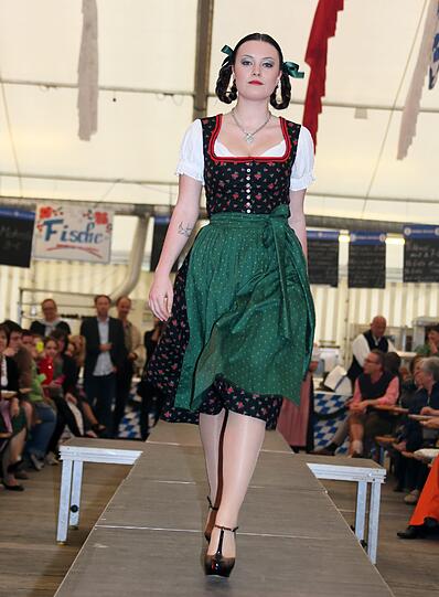 Trachtenmodenschau auf dem 27. Haderner Dorffest. Die Bilder.