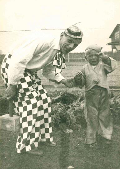 1935: Alles spielte sich auf dem großen Feld ab &ndash; auch Fasching! Warum Robert neben Papa Alfons weint, daran kann er sich nicht mehr erinnern.