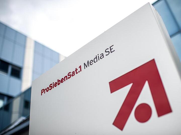 Das Logo und der Schriftzug der "ProSiebenSat.1 Media SE" sind auf einem Schild zu sehen. Foto: Matthias Balk/dpa/Archivbild