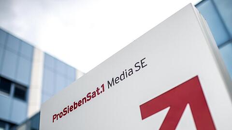 Das Logo und der Schriftzug der "ProSiebenSat.1 Media SE" sind auf einem Schild zu sehen. Foto: Matthias Balk/dpa/Archivbild