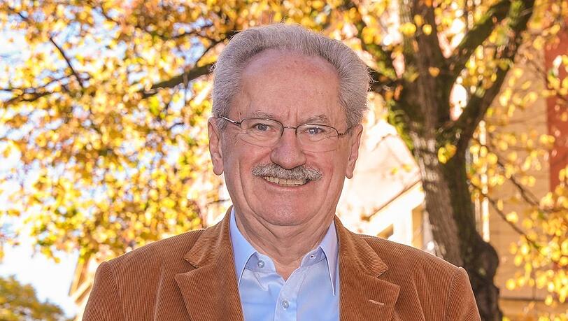 "Erstmal ein Anlass zum Feiern!": Christian Ude kurz vor seinem 75. Geburtstag draußen am Kaiserplatz.