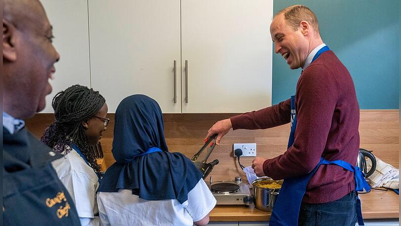 Prinz William stellt sich bei einem neuen Termin selbst an den Herd.